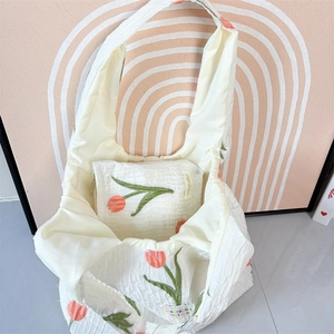 Weiße Tragetasche mit orangefarbener Tulpenstickerei und passender Geldbörse im Set