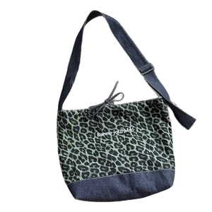 Green leopard print tote bag with blue denim base and Bonne journée text print