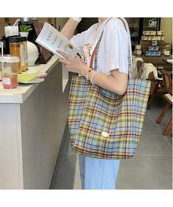 Vue détaillée du grand sac cabas en toile à carreaux avec lanières en cuir marron