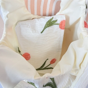 Detailansicht des weißen Jacquard-Innenfutters mit praktischer Innentasche