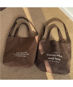 Detalle de bolsos tote de pana y estampado de leopardo con correas dobles y textura