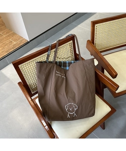 Détail du sac cabas marron café avec illustration de chien et doublure à carreaux
