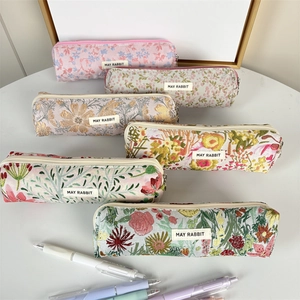 Variedad de estuches con motivos florales, cremalleras y etiquetas en diversos colores