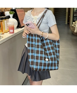 Détail du grand sac cabas en toile à carreaux avec motif écossais bleu et marron