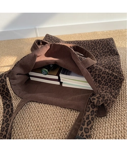 Vista superior del interior de un bolso tote de pana con estampado de leopardo y gran capacidad