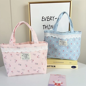 Pastellfarbene Handtaschen mit Spitzenbesatz und Schleifen in Rosa und Hellblauem Muster