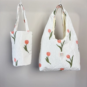 Detail der Tulpenmuster-Tragetasche und Flaschenhalterset mit geraffter Stoffstruktur