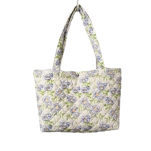 Borsa tote trapuntata in cotone crema con motivo floreale blu e manici superiori