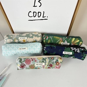 Grupo de cinco estuches de lona jacquard con diversos patrones florales y cremalleras