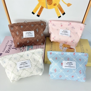 Détails de pochettes à maquillage en velours côtelé en quatre couleurs et motifs floraux