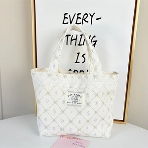 Detailansicht der weißen Floral-Canvas-Tasche mit Spitze und süßem Hasen-Aufnäher