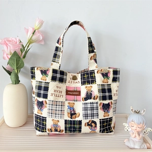 Borsa tote di tendenza in tela con stampe di orsetti e bottone metallico retrò