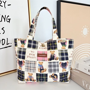 Borsa tote in tela bianco sporco con orsetti dei cartoni e dettagli patchwork scozzesi