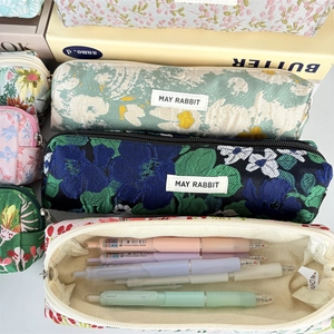 Vista detallada del estuche jacquard de gran capacidad con varios patrones florales vintage