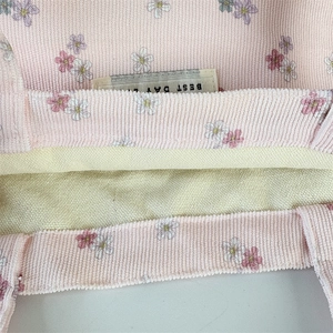 Detail von rosa Cordstoff mit Blumenmuster und Best Day Markenetikett