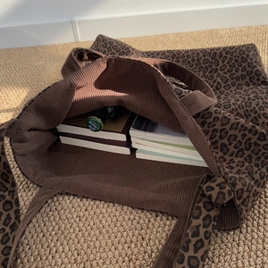 Bolso tote de lona con estampado de leopardo y forro de pana para el uso diario casual