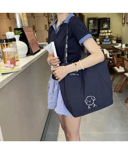 Détail du sac cabas en toile bleu marine avec une illustration de chien et texte Little Dog