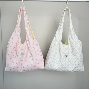 Detail of two floral tote bags in pink and white with mayrabbit brand woven label