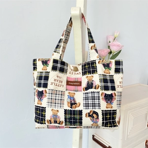 Borsa tote in tela con simpatico orsetto e motivo a quadri britannico per l'estate