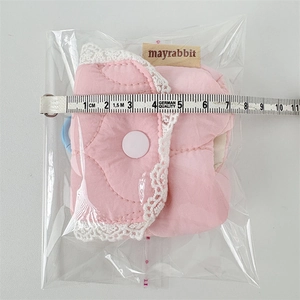 Detailed size measurement showing a 7.5cm width for this pink quilted lace earphone case