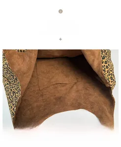 Détail de l'intérieur du sac cabas léopard avec doublure en daim marron et poche interne