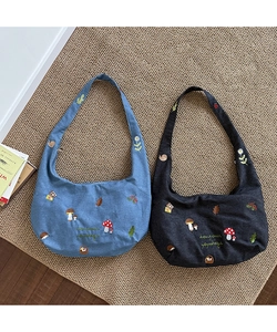 Broderies forestières colorées sur des sacs fourre-tout en denim et toile noire