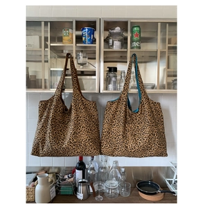 Détail de sacs léopard montrant le contraste entre la doublure brune et bleu clair