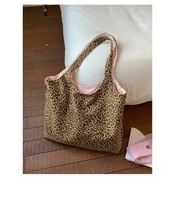 Détail du sac cabas réversible à motif léopard avec doublure intérieure rose spacieuse