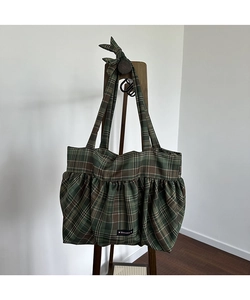 Détail du sac cabas à carreaux verts montrant la base plissée et la texture tissée