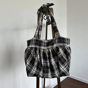 Sac cabas à carreaux avec texture froncée et détail de nœud sur cintre en bois