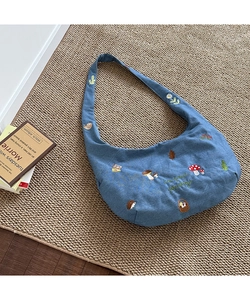 Détails de broderies forêt et lettrage Bonjour sur ce sac en jean bleu clair