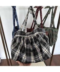 Détail du grand sac cabas à carreaux avec poignées à nœuds et design plissé nuage