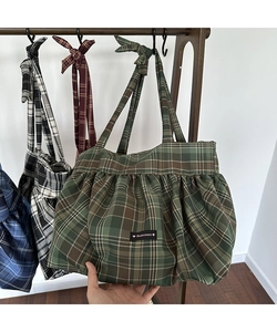 Détail de sacs fourre-tout à carreaux colorés avec tissu plissé et étiquette Romance