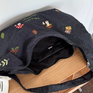 Sac cabas en jean avec broderie champignon, fermeture zippée et intérieur spacieux