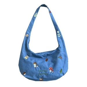 Sac fourre-tout en jean bleu avec broderies de champignons, fleurs et motifs d'escargot