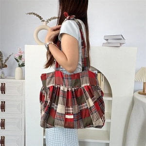 Détail du sac cabas à carreaux multicolores avec texture patchwork et étiquette en tissu