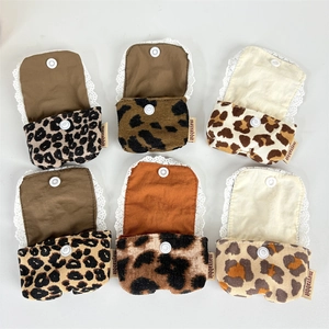 Set di sei custodie per auricolari in velluto a coste leopardato con pizzo e bottone
