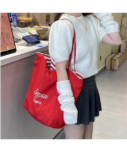 Détail du sac cabas en toile rouge avec doublure rayée et inscription merci imprimée