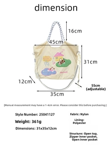 Dettaglio della borsa tote in nylon con ricamo, dimensioni 31x35x12cm e dettagli tracolla