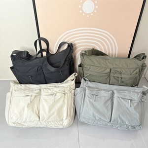 Sac bandoulière étanche en nylon avec plusieurs poches en noir, vert, beige et gris