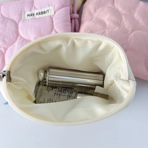 Vue intérieure de la pochette matelassée montrant la doublure et la fermeture éclair