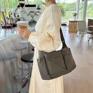 Sac bandoulière étanche en nylon vert olive avec multi-poches et sangle ajustable