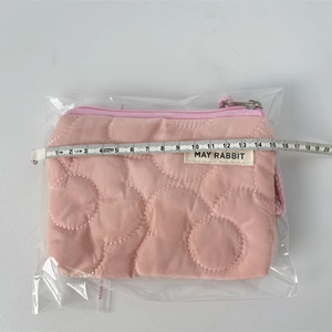 Pochette matelassée rose de 15 cm avec étiquette tissée May Rabbit et surpiqûres
