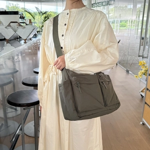 Détail du sac bandoulière en nylon imperméable avec poches multiples et sangle ajustable