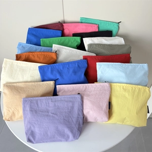 Vue de dessus montrant la gamme de couleurs des trousses cosmétiques en nylon imperméable