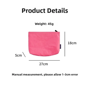Vue détaillée de la trousse de toilette en nylon rose étanche avec dimensions et zip noir