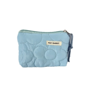 Porte-monnaie matelassé bleu clair avec motif floral et dragonne de transport