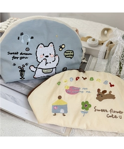 Dettaglio della pochette a semicerchio in nylon con ricami di cani e fiori carini