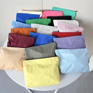 Trousses de maquillage en nylon imperméable coloré montrant diverses options de couleurs