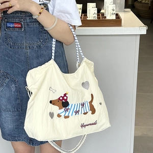 Grande borsa tote in tela beige con ricamo a bassotto e tracolla a righe colorate